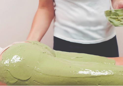 Глиняне обгортання від целюліту в салоні